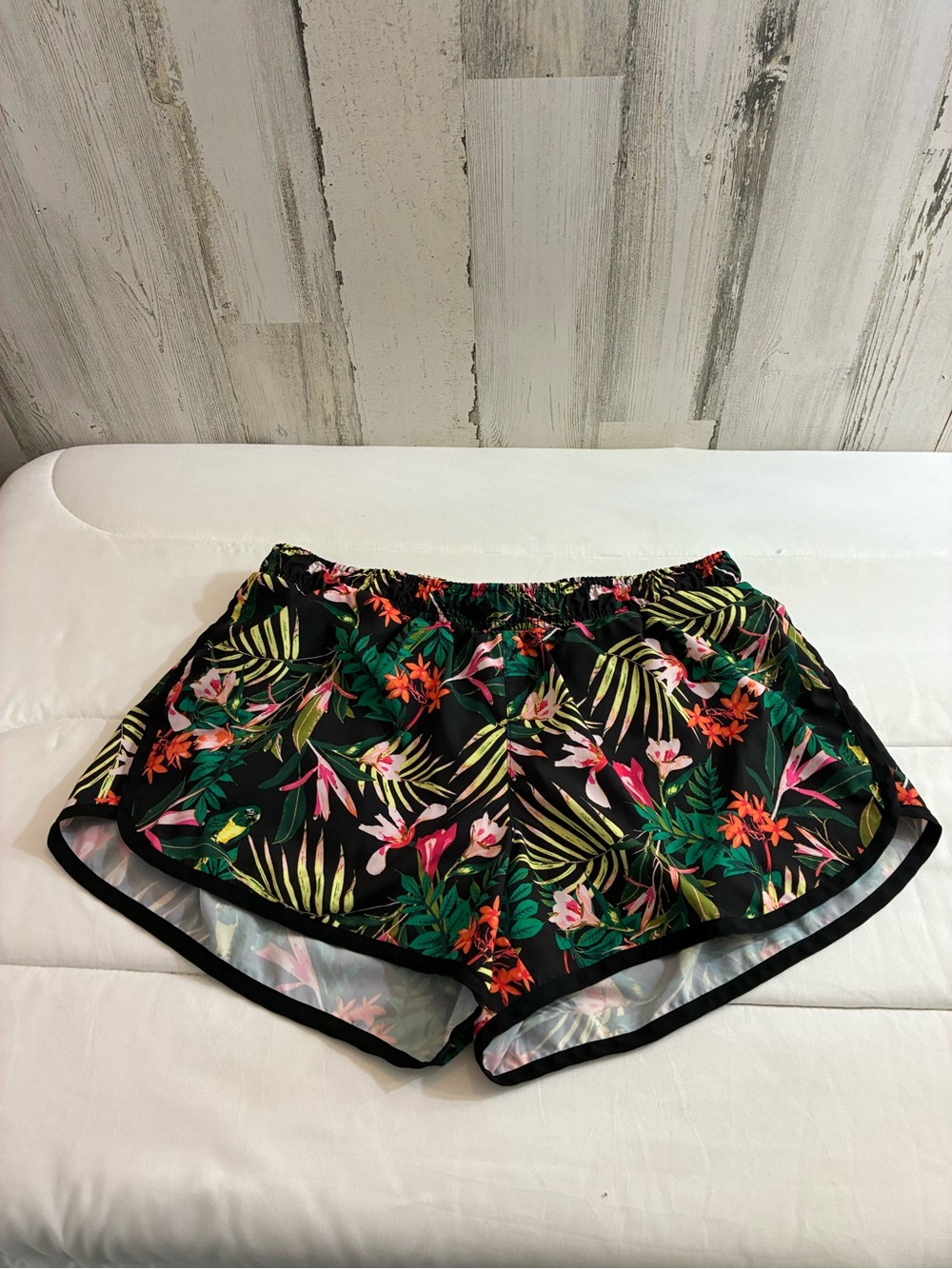 Old Navy Black Tropical Floral Athletic Shorts Women’s Sz M